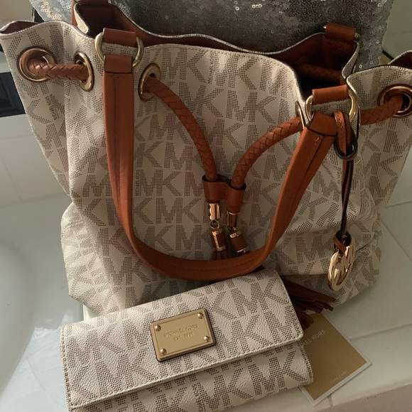 Michael Kors hobo and wallet set ( It’s a 2 fer- bundle) EUC. No call outs - Picture 15 of 16